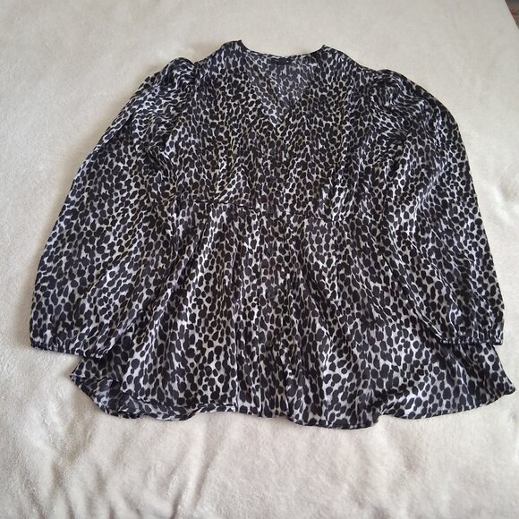 Torrid Women's Size 1X Peplum Satin Button Front Gray Animal Print Top - Picture 6 of 13